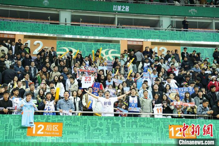 新疆男篮冲击季后赛冠军 青训成果与球迷热情齐