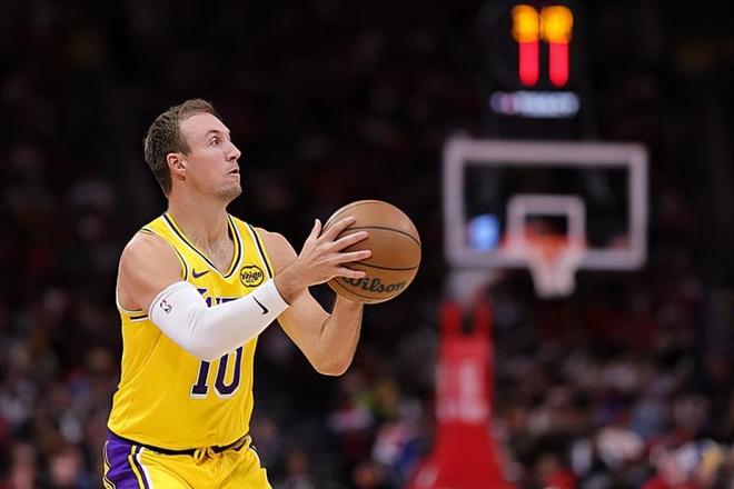 湖人险胜步行者 肯纳德表现低迷引关注