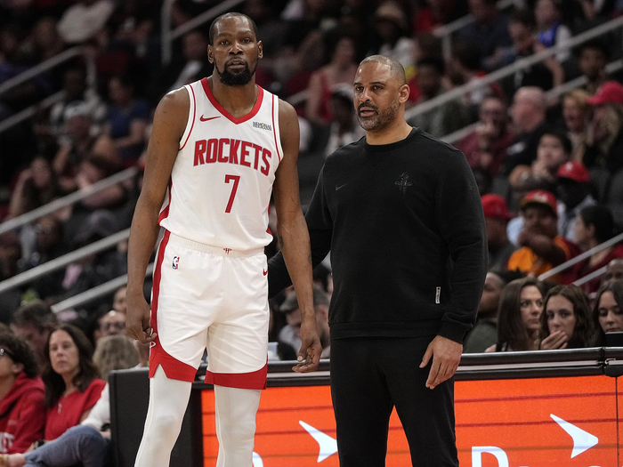 火箭三节狂胜尼克斯20分 状态回升提前进入季后