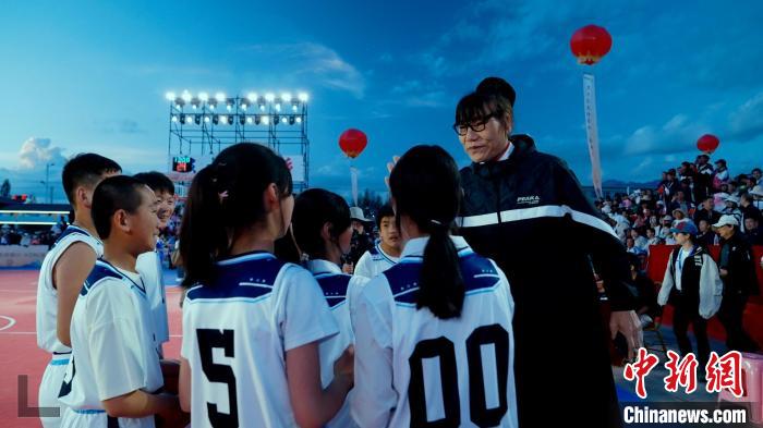 篮坛名宿郑海霞现场指导，青海省互助县东沟乡