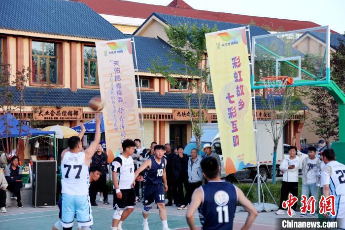 篮坛名宿郑海霞现场指导，青海省互助县东沟乡